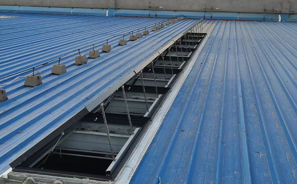 某城市大型商业综合体中庭哈密排烟窗工程