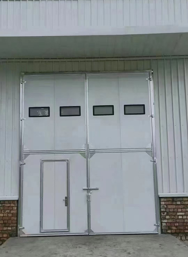 哈密工业门在设备装配车间出入口的实施记录